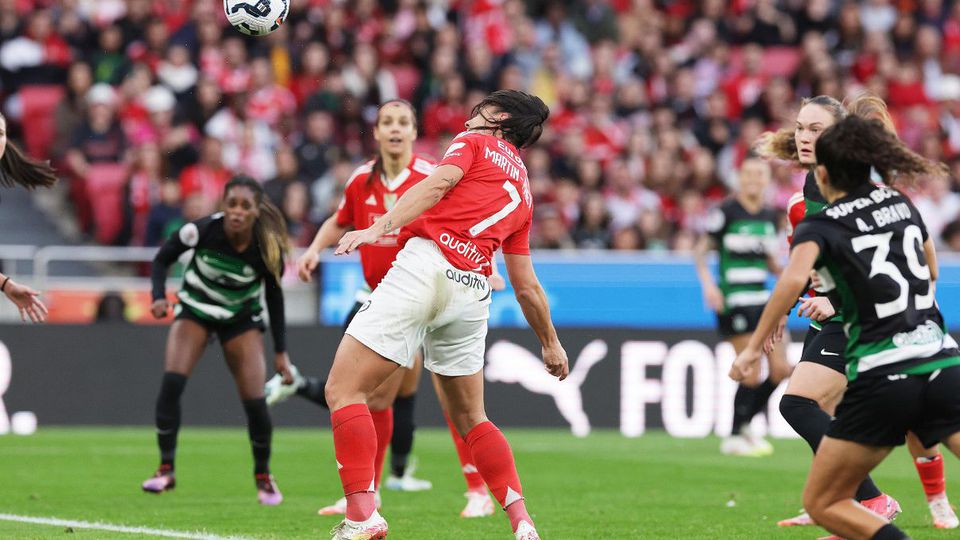 Cristina Martín-Prieto cabeceia a bola no dérbi