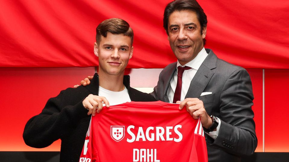 Samuel Dahl, 21 anos, com Rui Costa, depois de assinar contrato com o Benfica