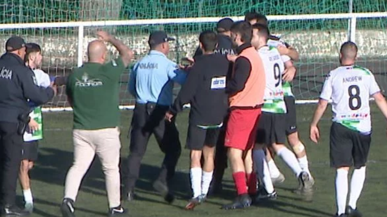 Jogo entre Juventude de Gaula e Os Xavelhas foi interrompido aos 52 minutos e a PSP teve de entrar em campo para serenar os ânimos