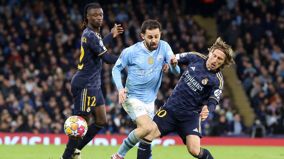 Bernardo Silva a tentar passar por Modric e Camavinga, no Eithad
