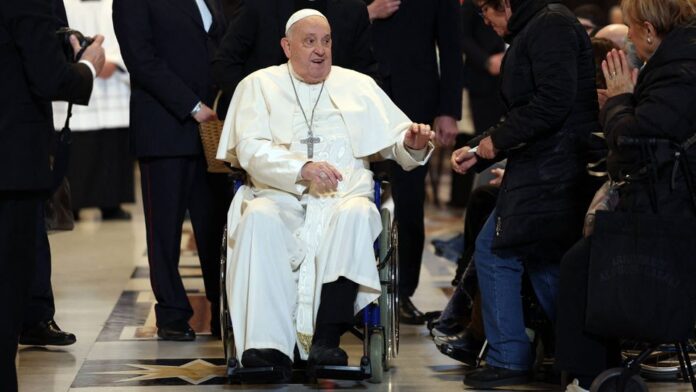 Papa Francisco está hospitalizado desde sexta-feira  com uma pneumonia bilateral