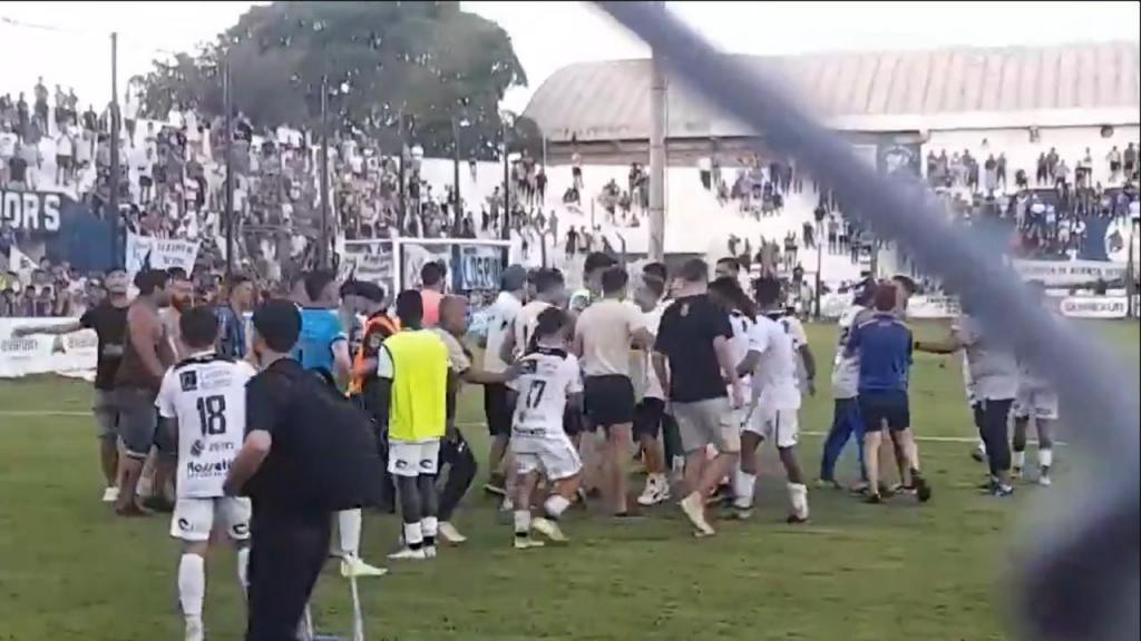 Jogo da 4.ª divisão da Argentina terminou com agressões dos adeptos aos próprios jogadores
