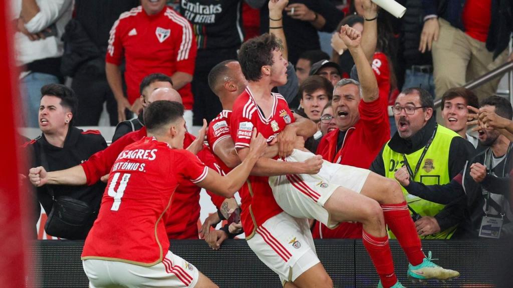 Festejos do golo de João Neves no Benfica-Sporting (TIAGO PETINGA/Lusa)