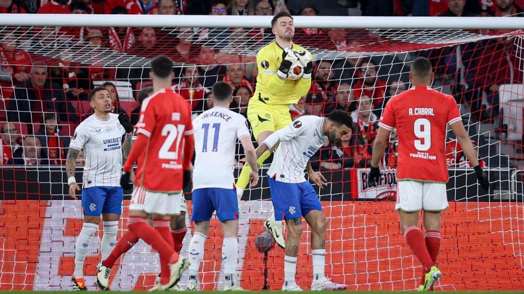 Jack Butland defende lance no Benfica-Rangers (FILIPE AMORIM/Lusa)