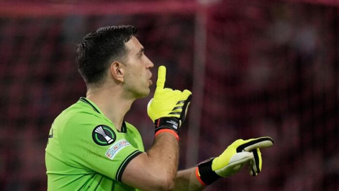 Emiliano Martínez, guarda-redes do Aston Villa (AP Photo/Christophe Ena)