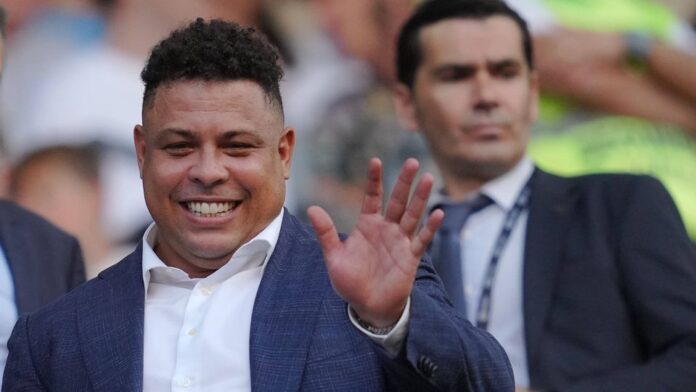 Ronaldo 'Fenómeno' a acenar na bancada