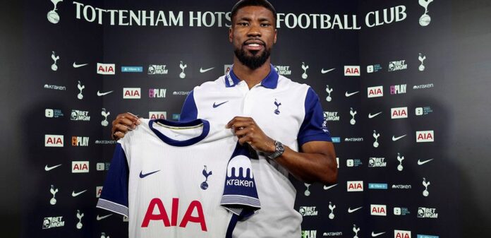 Mercado oficial: Tottenham anuncia central 'desviado' ao Wolves