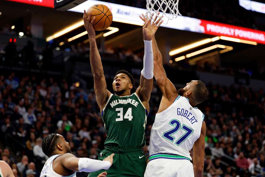 Giannis Antetokounmpo em ação pelos Bucks
