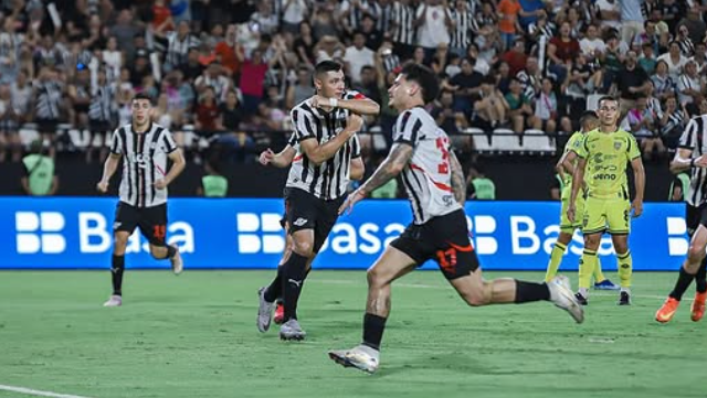 Cardozo festeja golo