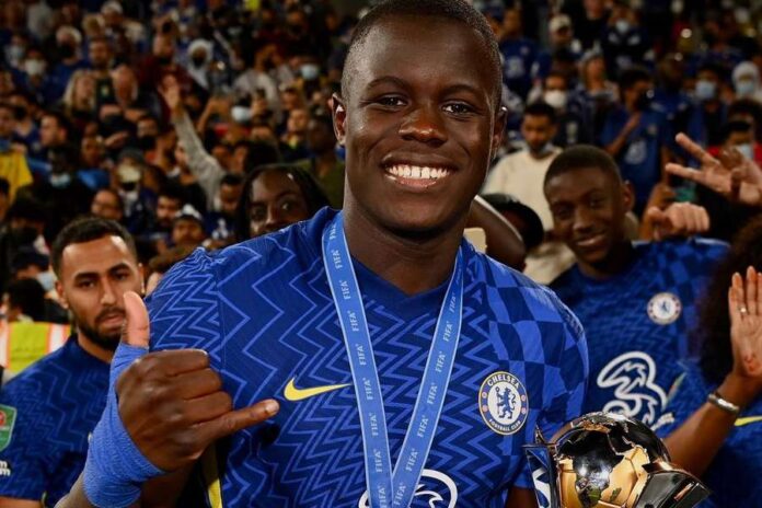 Malang Sarr com o troféu do Mundial de Clubes
