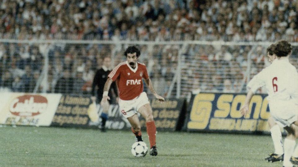Fernando Chalana, que morreu a 10 de agosto de 2022, com a camisola do Benfica