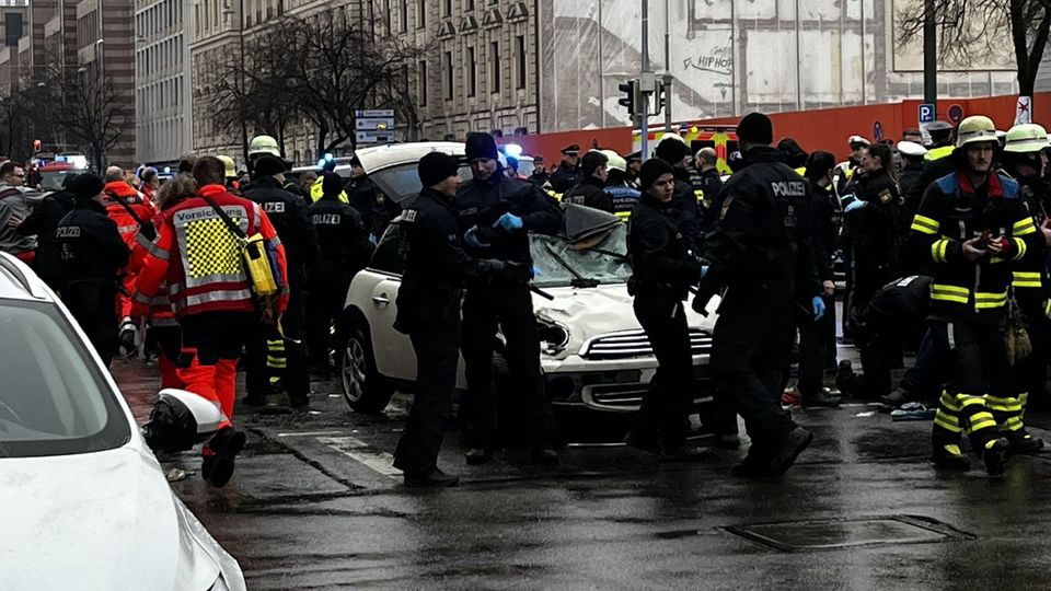 Mini Cooper que invadiu manifestação cercado pelas autoridades