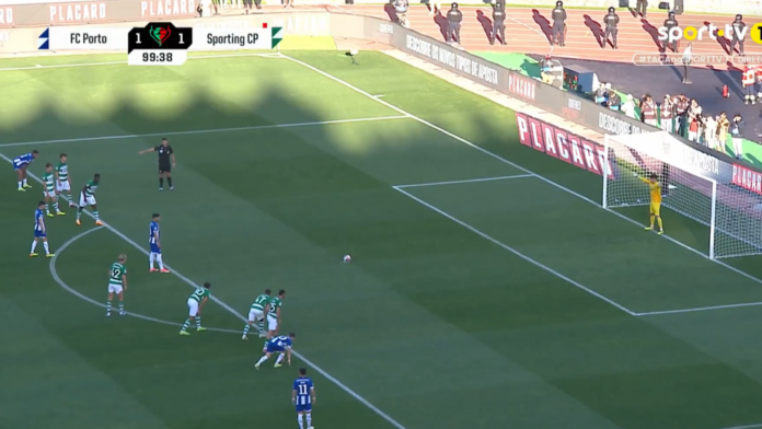 Vídeo: o penálti de Taremi que coloca o FC Porto em vantagem