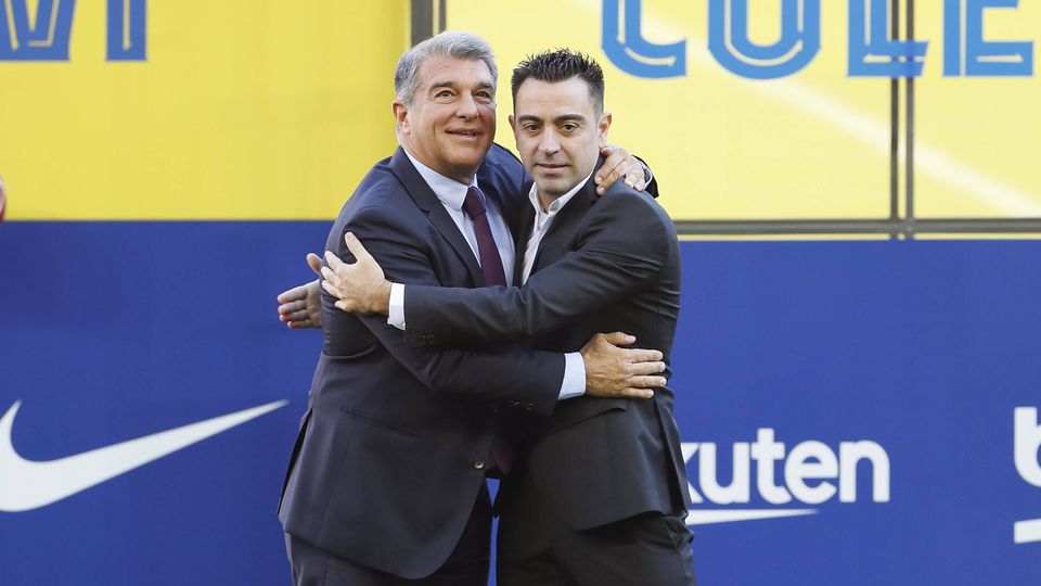 Nova reviravolta: Xavi colocado na porta de saída do Barcelona