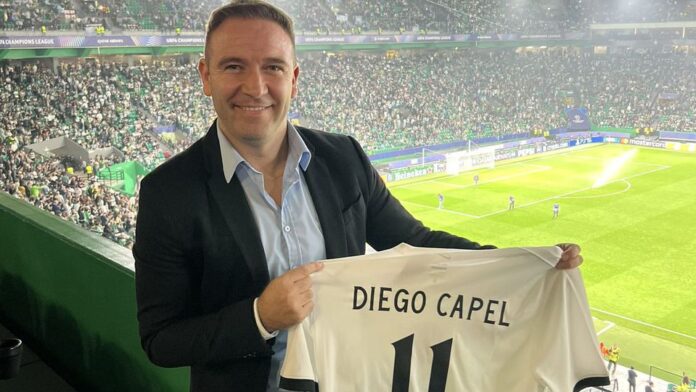 Diego Capel, extremo esquerdo espanhol, nas bancadas de Alvalade com uma camisola com o seu nome