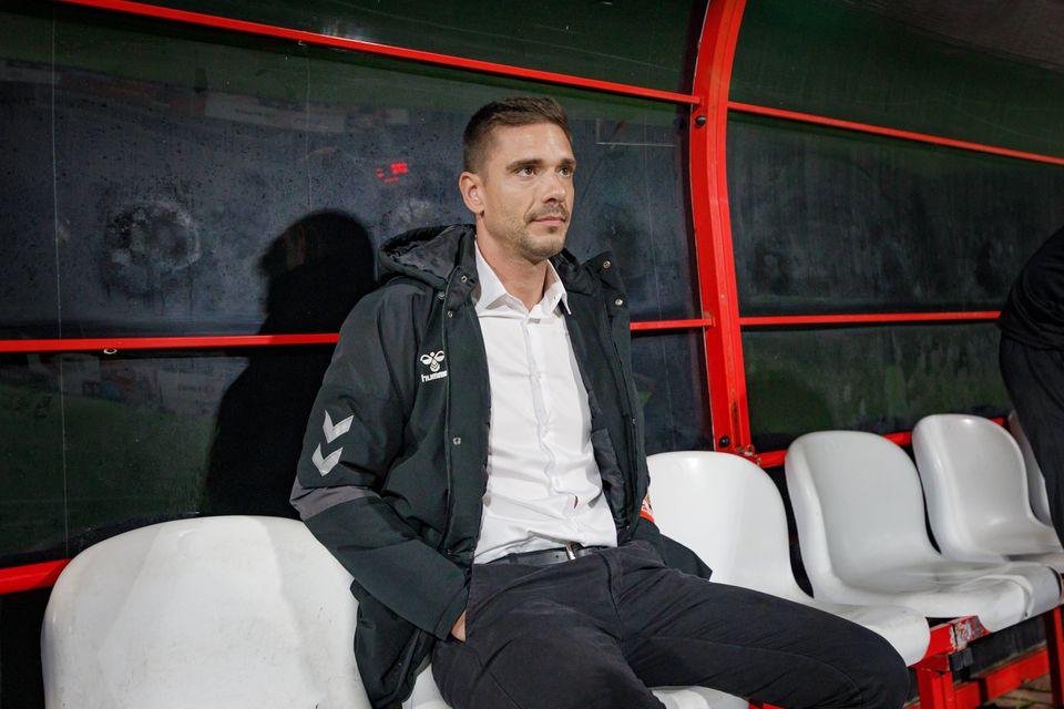 Tiago Margarido sentado no banco de suplentes