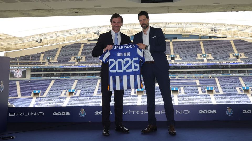 André Villas-Boas, ao lado de Vítor Bruno, exibe camisola do FC Porto com o número 2026, ano até ao qual vai o contrato do treinador
