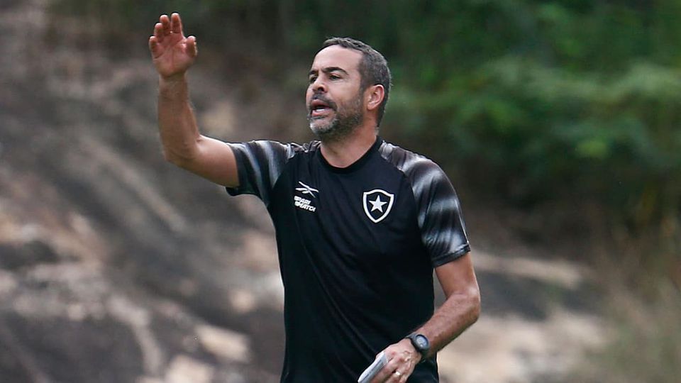 Botafogo vence e é líder à condição