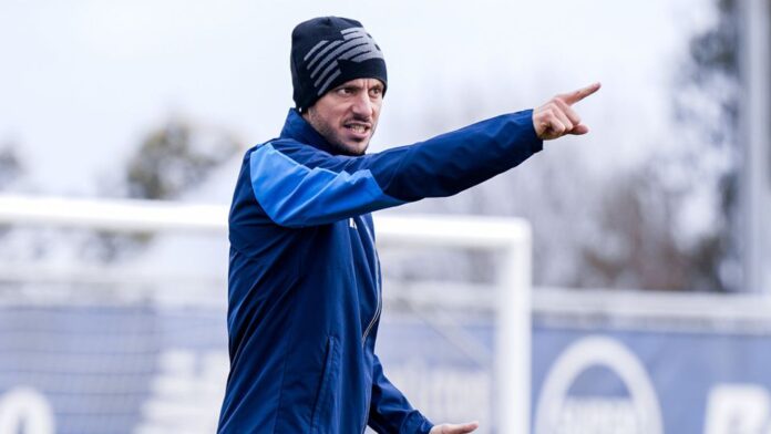 Martín Anselmi dá direções num treino do FC Porto