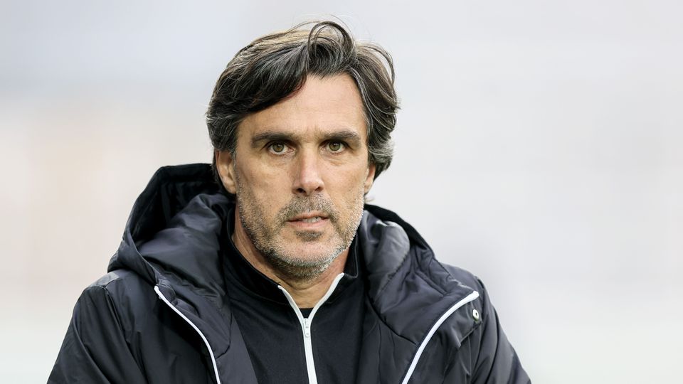 Daniel Ramos, treinador do Aves SAD, pensativo durante o jogo com o Moreirense na Liga