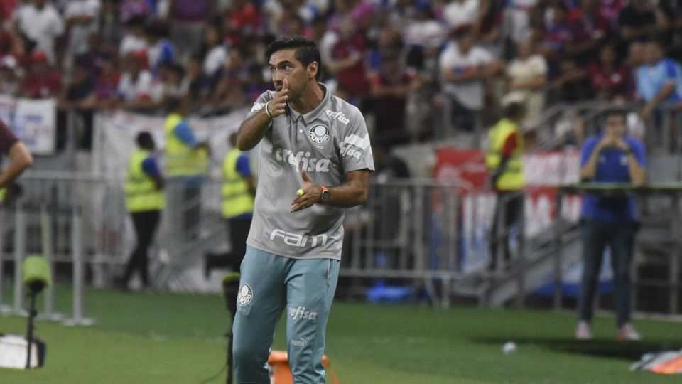 Após vencer Caixinha, Abel elogia… relvado do Bragantino