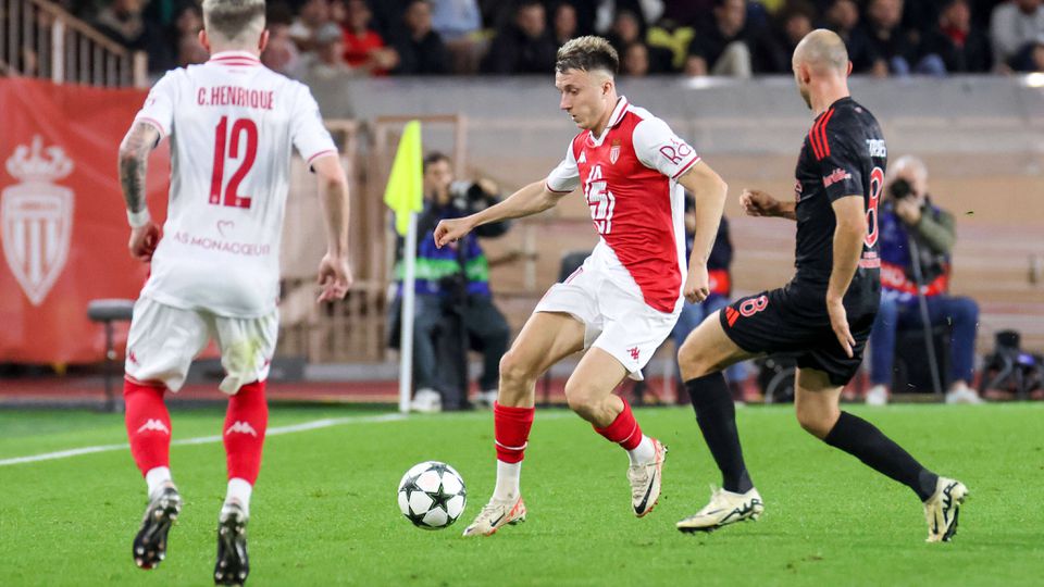Aleksandr Golovin a tentar manter a posse de bola, apesar da pressão de Aursnes