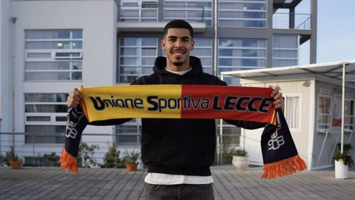 Danilo Veiga segura um cachecol do Lecce