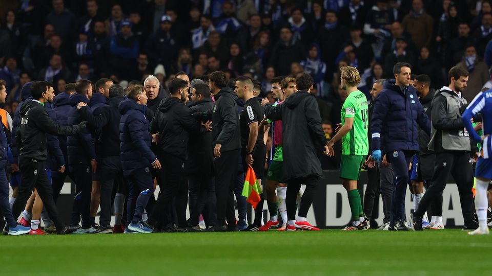 Ânimos exaltados e expulsões: tudo o que se passou na confusão do Dragão (vídeos)