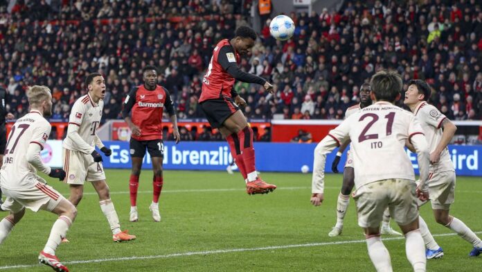 Momento em que Frimpong cabeceia à barra (Foto: Adrian Schl/IMAGO)