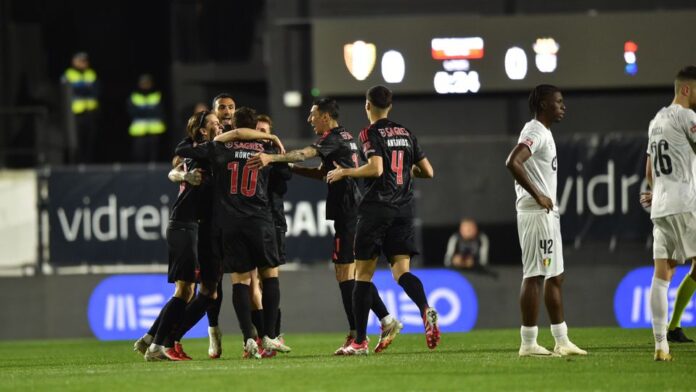 Pavlidis, decisivo no segundo golo do Benfica, abraçado pelos companheiros