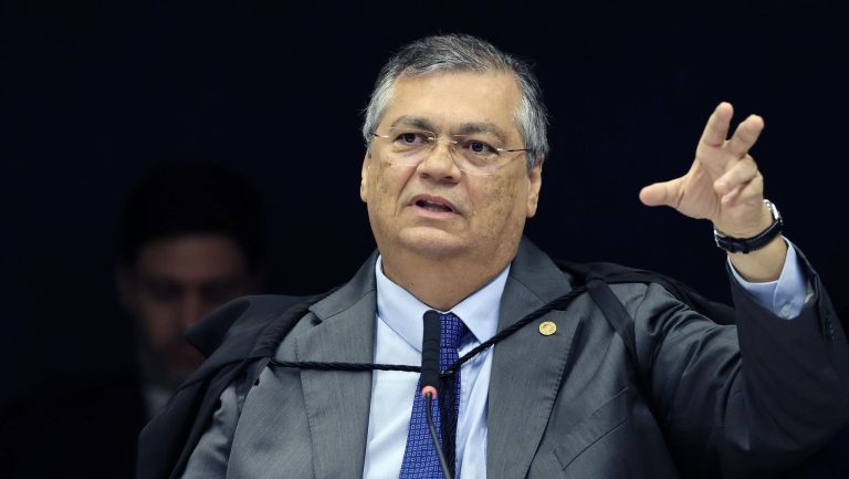 Em julgamento de denúncia contra Bolsonaro, Dino cita Hitler e Mussolini