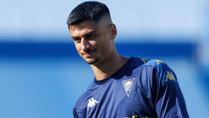 Estoril aplica oito ao Yverdon com Lacximicant em destaque