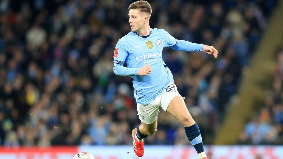 James McAtee em ação pelo Manchester City