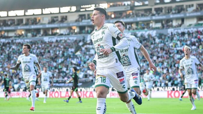 James Rodríguez festeja golo no Club León
