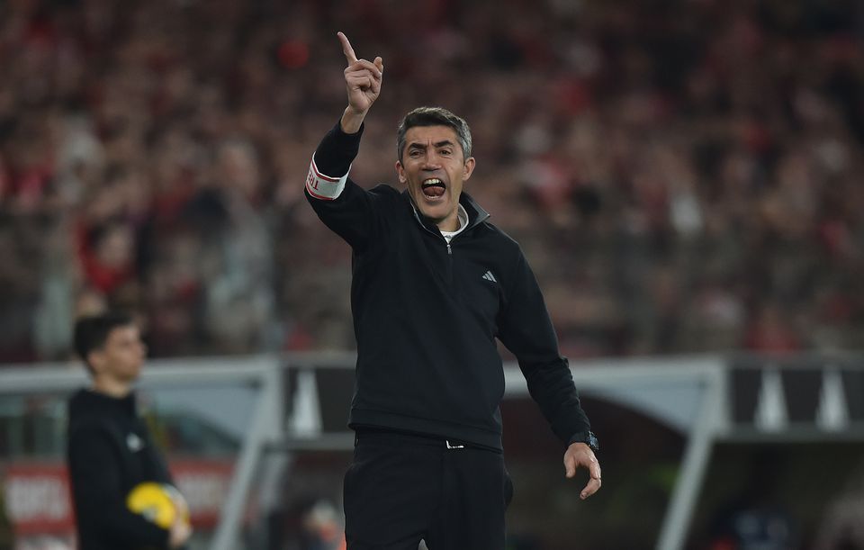 Bruno Lage, treinador do Benfica, grita junto ao banco de suplentes