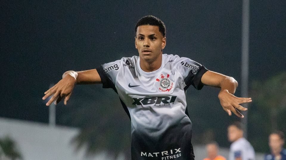 Denner dando indicações aos jogadores da equipa de juniores do Corinthians