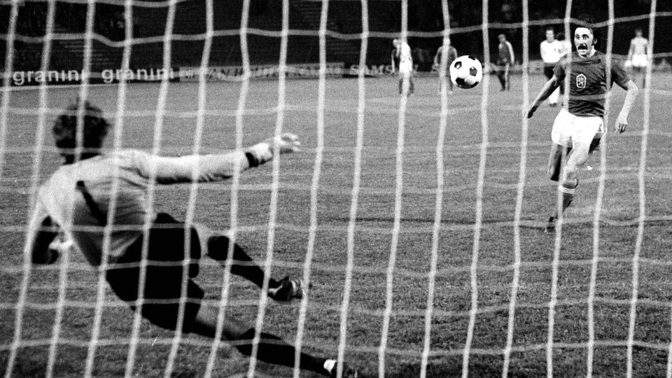 Panenka a converter aquele que viria a tornar-se um penálti mítico, no Campeonato da Europa, na Jugoslávia, 1976, perante o guarda-redes Sepp Maier