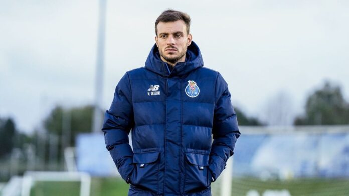Martín Anselmi, treinador do FC Porto, atento ao treino no Olival