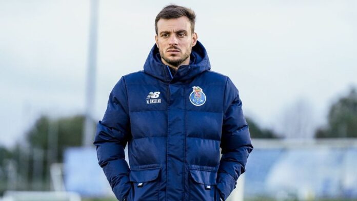 Martín Anselmi, treinador do FC Porto, assiste ao jogo da equipa B contra o Ac. Viseu (Foto: FC PORTO)