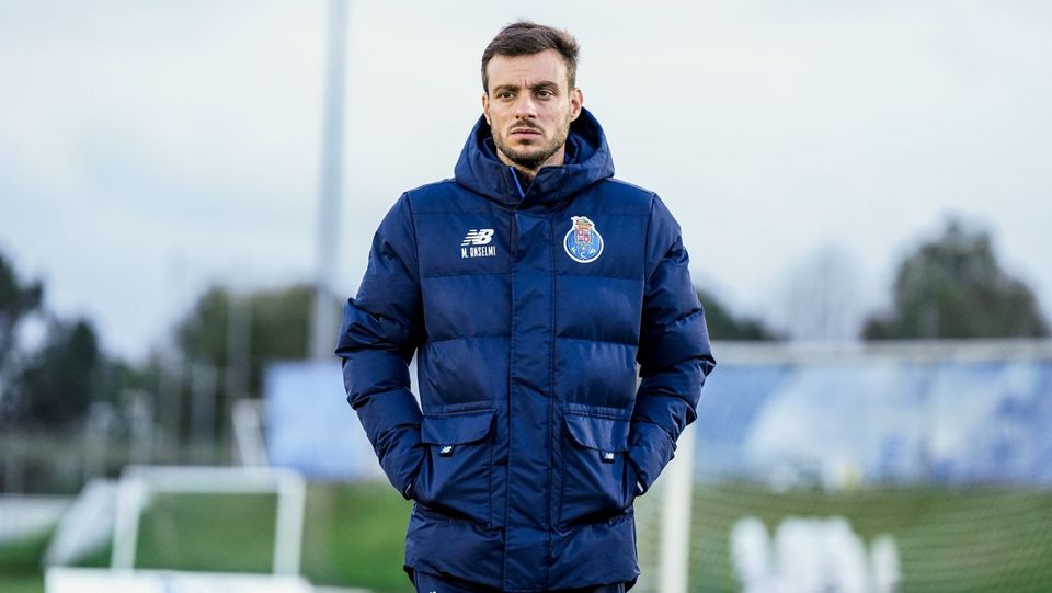 Martín Anselmi, treinador do FC Porto, assiste ao jogo da equipa B contra o Ac. Viseu (Foto: FC PORTO)
