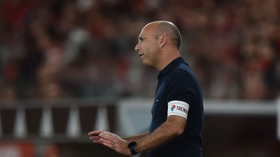 Bruno Pinheiro faz gesto de calma com as mãos