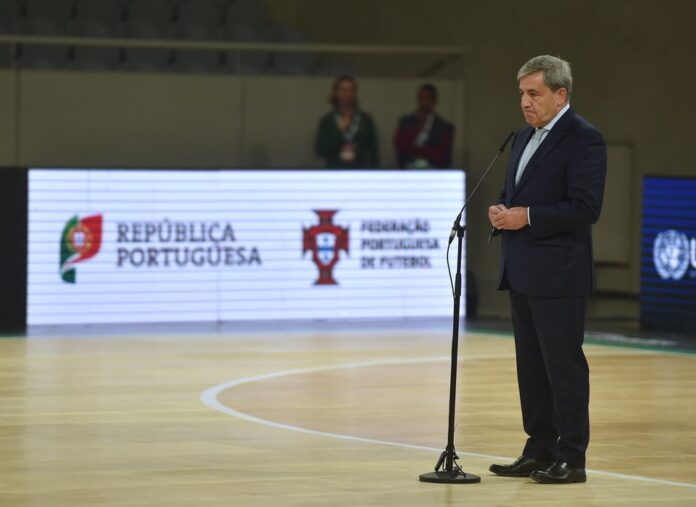 Fernando Gomes, 72 anos, discursa enquanto presidente da Federação Portuguesa de Futebol, cargo para o qual foi eleito a 110 de dezembro de 2011