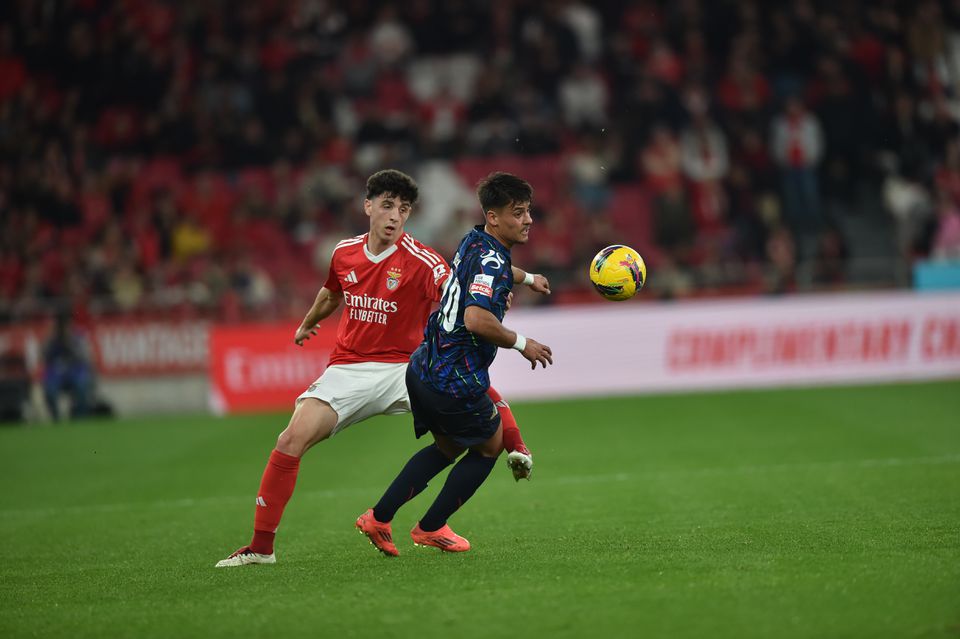 Manu numa disputa de bola com Benny, no jogo entre o Benfica e o Moreirense