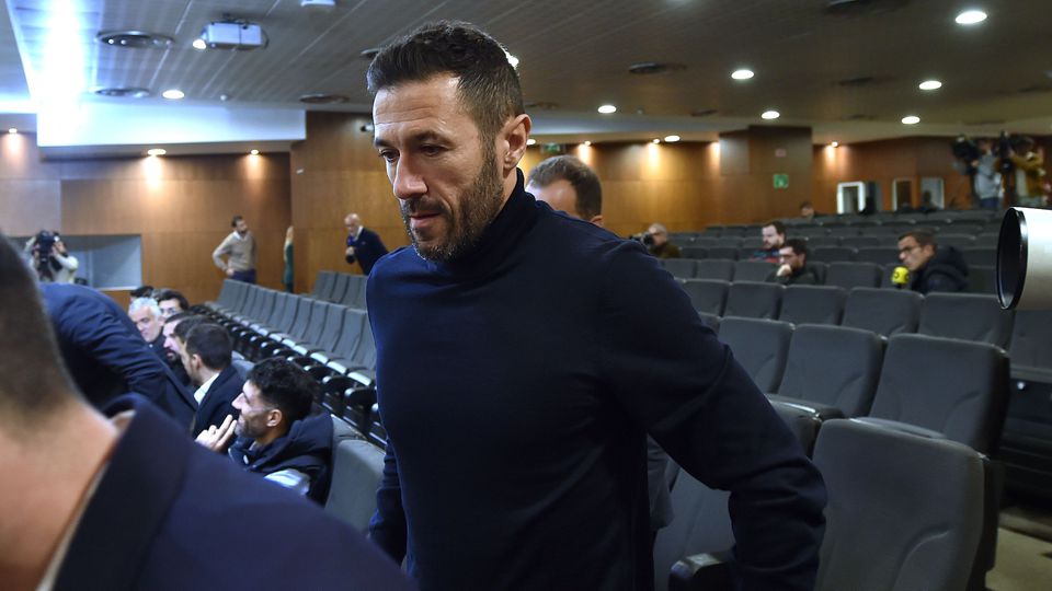 Hugo Viana na sala de conferência de imprensa em Alvalade
