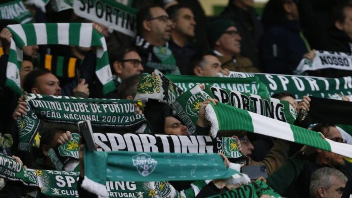 Adeptos do Sporting levantam alto os cachecóis nas bancadas do Estádio José Alvalade