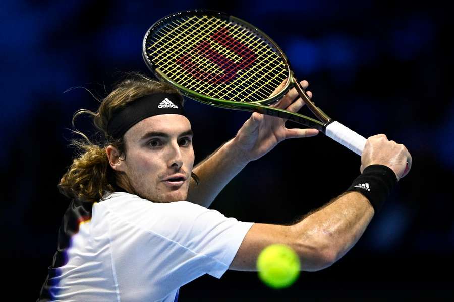Stefanos Tsitsipas, que prefere o backhand com uma só mão, saiu da elite dos dez primeiros do ranking mundial.