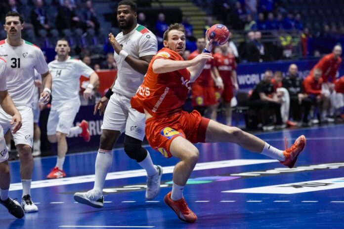 Mathias Gidsel no jogo da Dinamarca frente a Portugal no Mundial de andebol