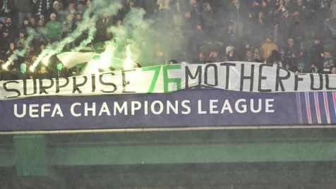 Membros da claque Juventudo Leonina utilizavam artefactos pirotécnicos e exibiram uma faixa com a seguinte mensagem para a UEFA: «Surpresa, filhos da mãe»