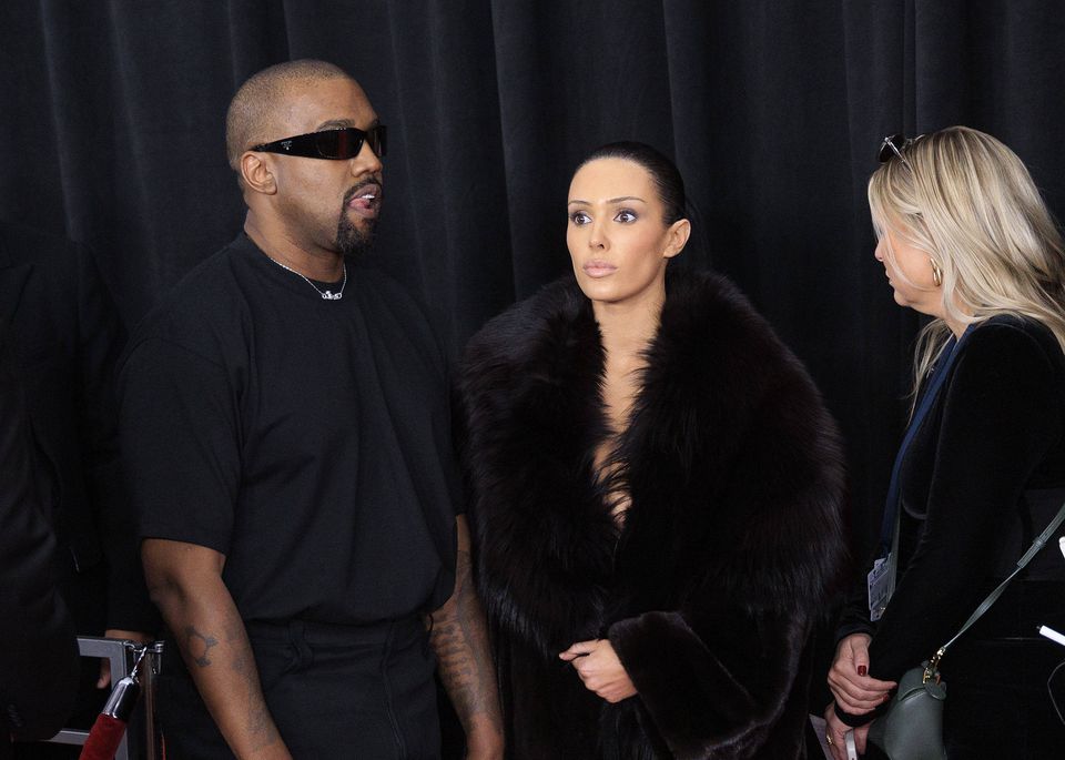 Mulher de Kanye West 'choca' com 'vestido' transparente nos Grammys
