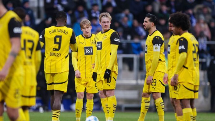 Jogadores do Borussia Dortmund frente ao Bochum